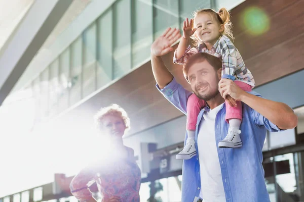 一个快乐的家庭带着镜头照明弹抵达机场的画像 — 图库照片