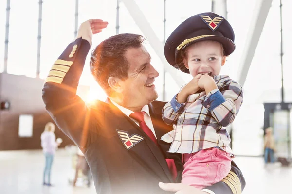 Portret Van Volwassen Piloot Dragen Schattig Klein Kind Luchthaven — Stockfoto