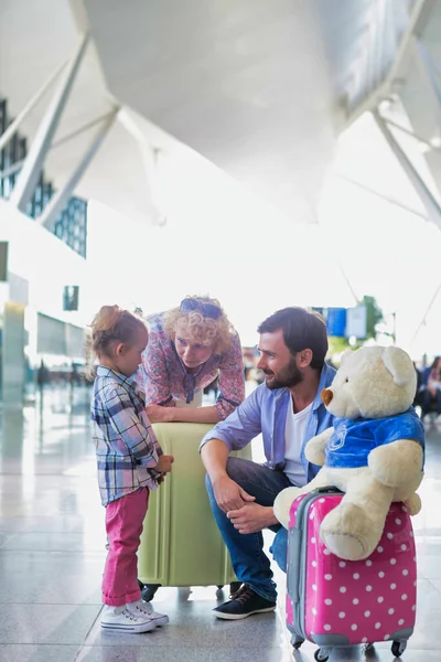 Gelukkige Familie Een Vakantie Aankomen Luchthaven — Stockfoto