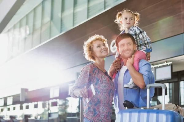 Portret Jednej Szczęśliwej Rodziny Przybywającej Lotnisko Rozbłyskiem Soczewki — Zdjęcie stockowe