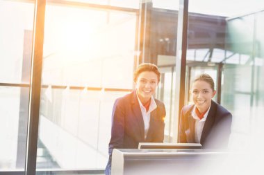 Havaalanında duran, gülümseyen, çekici genç bir servis elemanı portresi.