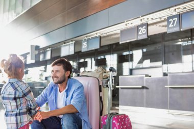 Adam kızıyla konuşuyor ve havaalanında beşlik çakıyor.