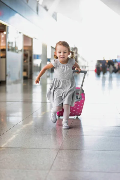 Portret Van Jong Schattig Meisje Rennen Luchthaven Met Haar Roze — Stockfoto