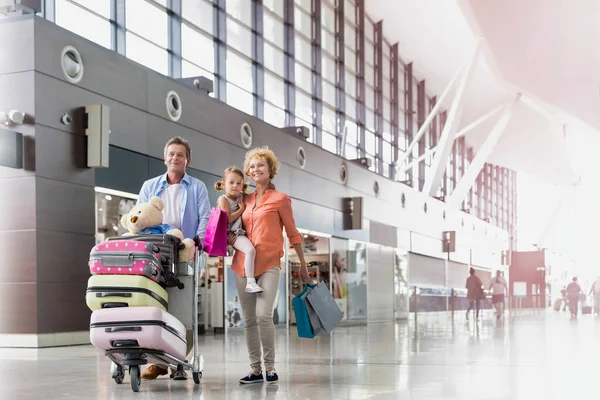 レンズフレアで空港を歩く休日の旅行の家族 — ストック写真