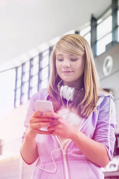 Retrato Jovem Bela Adolescente Usando Smartphone Aeroporto Com Flare Lente — Fotografia de Stock
