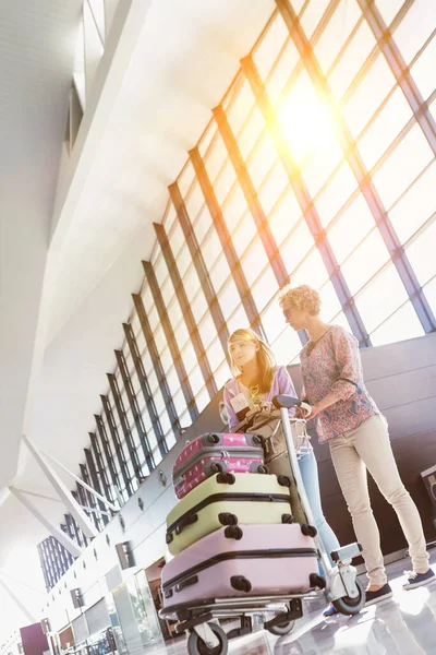 Mama Fiica Împingând Căruciorul Bagajele Lor Pentru Check Aeroport — Fotografie, imagine de stoc