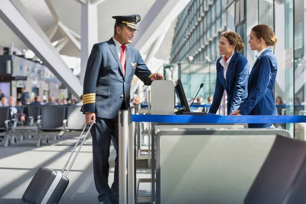 Porträt Eines Gestandenen Piloten Gespräch Mit Dem Flughafenpersonal Boarding Gate — Stockfoto
