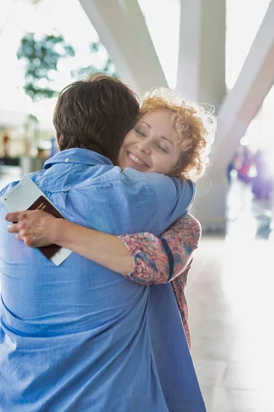 Vrouw Hereniging Met Zijn Man Luchthaven Met Lens Flare — Stockfoto