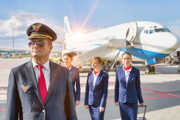 Retrato Piloto Maduro Caminando Con Tres Jóvenes Asistentes Vuelo Hermosos — Foto de Stock