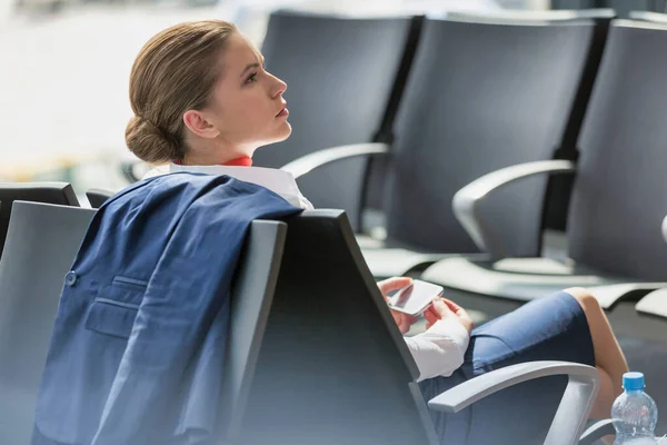 Joven Atractiva Mujer Negocios Usando Smartphone Mientras Espera Vuelo Aeropuerto —  Fotos de Stock