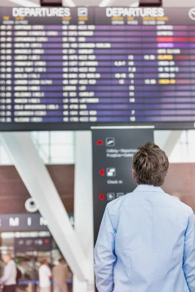 Achteraanzicht Van Volwassen Man Kijken Naar Zijn Vlucht Het Scherm — Stockfoto