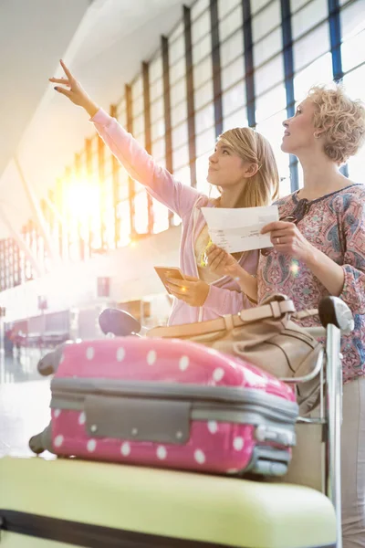 Portret Van Moeder Dochter Zoek Naar Vluchten Monitor Luchthaven — Stockfoto