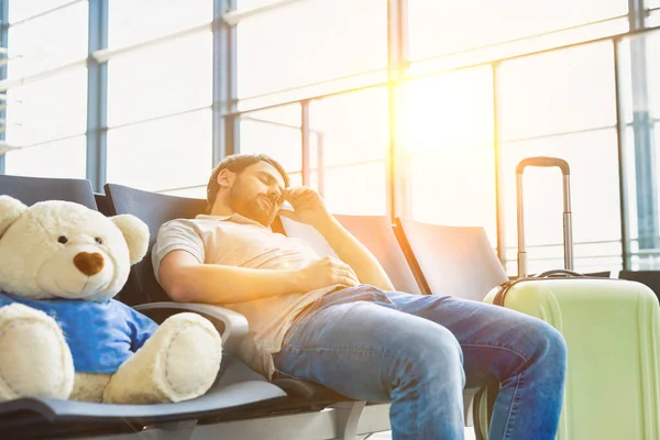 Retrato Homem Dormindo Deitado Cadeira Enquanto Espera Seu Voo Aeroporto — Fotografia de Stock