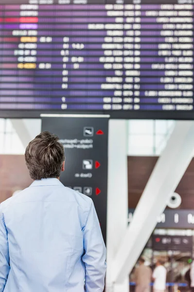 Achteraanzicht Van Volwassen Man Kijken Naar Zijn Vlucht Het Scherm — Stockfoto