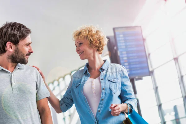 Portrait Couple Âge Mûr Marchant Tout Parlant Aéroport — Photo