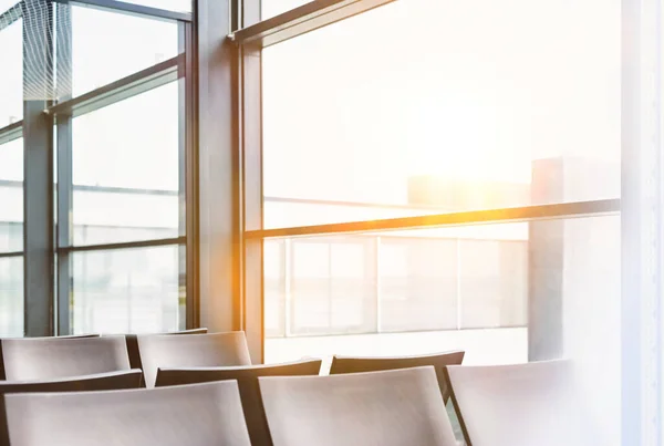 Photo Empty Chairs Airport Gate Lens Flare — Stock Photo, Image