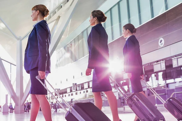 Retrato Jóvenes Hermosos Asistentes Vuelo Seguros Caminando Aeropuerto — Foto de Stock