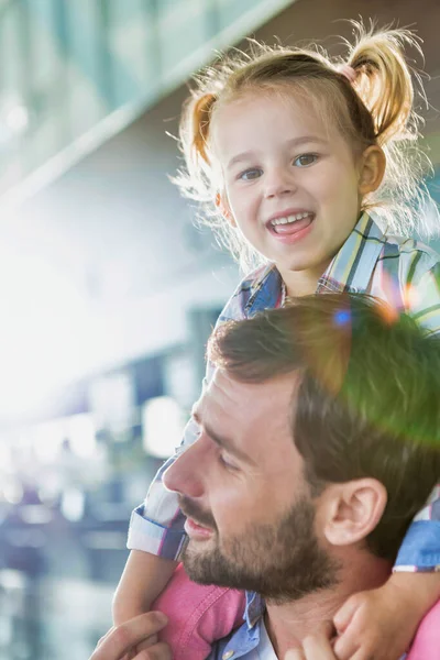 Porträtt Man Som Bär Sin Dotter Axeln Flygplatsen Med Linsbloss — Stockfoto