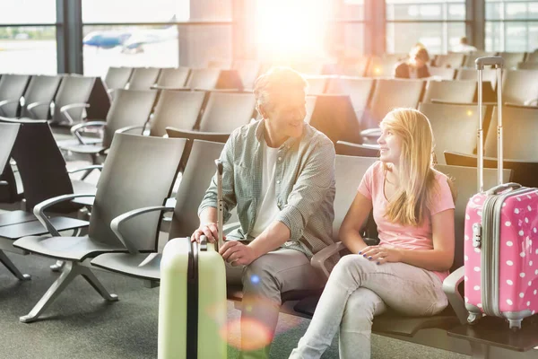 Portret Van Volwassen Man Gesprek Met Haar Dochter Terwijl Wacht — Stockfoto