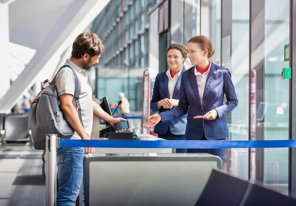 Volwassen Man Aan Boord Scannen Van Haar Ticket Smartphone Luchthaven — Stockfoto