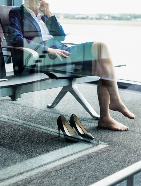 Foto Jovens Funcionários Aeroporto Atraentes Sentados Enquanto Conversam Smartphone — Fotografia de Stock