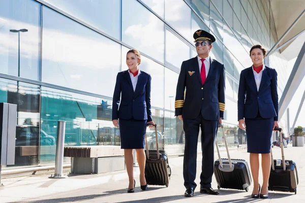 Reifer Pilot Mit Jungen Schönen Flugbegleitern Fuß Flughafen — Stockfoto