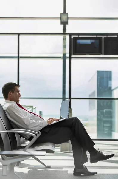 Портрет Зрілого Бізнесмена Який Працює Ноутбуці Сидячи Чекаючи Польоту Аеропорту — стокове фото