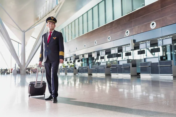 Retrato Del Piloto Maduro Pie Zona Control Aeropuerto — Foto de Stock