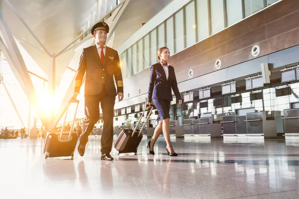 Retrato Piloto Seguro Con Azafata Caminando Aeropuerto —  Fotos de Stock