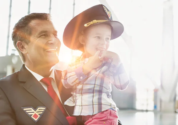 Ritratto Pilota Maturo Che Porta Aeroporto Bambino Carino — Foto Stock