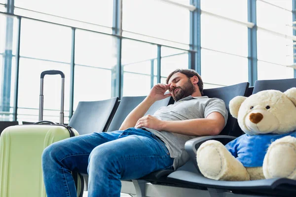 Retrato Del Hombre Durmiendo Tumbado Silla Mientras Espera Vuelo Aeropuerto —  Fotos de Stock