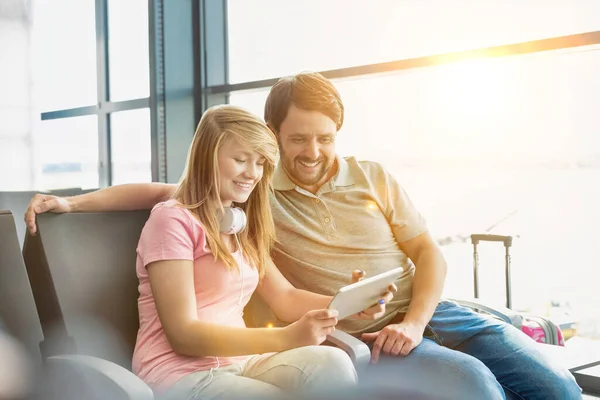 Portrait Young Beautiful Teenage Girl Showing Digital Tablet Her Father — Stock Photo, Image