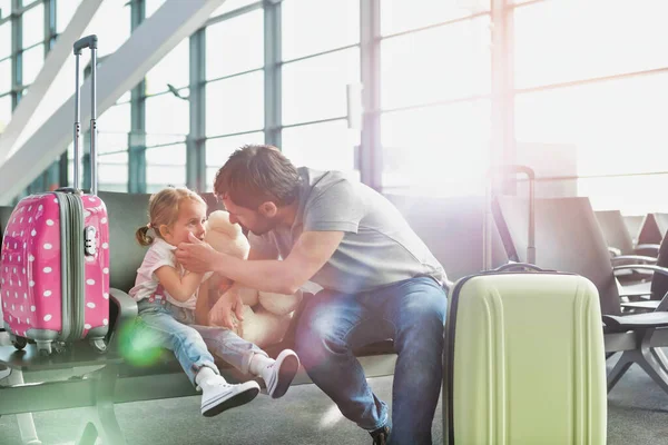 Portret Van Een Man Die Met Haar Dochter Speelt Terwijl — Stockfoto