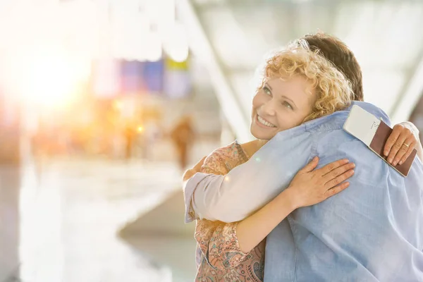 Vrouw Hereniging Met Zijn Man Luchthaven Met Gele Lens Flare — Stockfoto