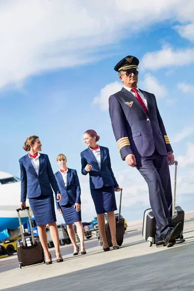 Retrato Piloto Maduro Caminando Con Tres Jóvenes Asistentes Vuelo Hermosos —  Fotos de Stock