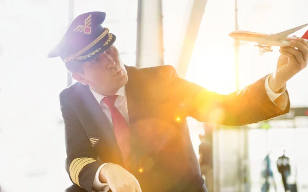 Retrato Piloto Maduro Sosteniendo Juguete Avión Mientras Juega Con Una — Foto de Stock