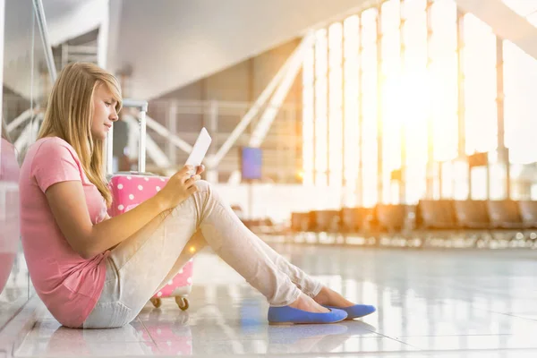 Retrato Jovem Adolescente Sentada Chão Usando Tablet Digital Enquanto Espera — Fotografia de Stock