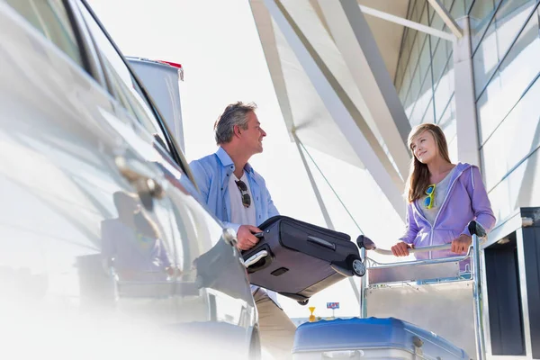 Porträtt Mogen Man Sätta Bagage Bilen Bagagelucka Med Lins Utflytning — Stockfoto