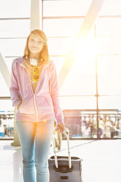 Portret Van Jong Tienermeisje Wandelen Met Haar Koffer Luchthaven — Stockfoto