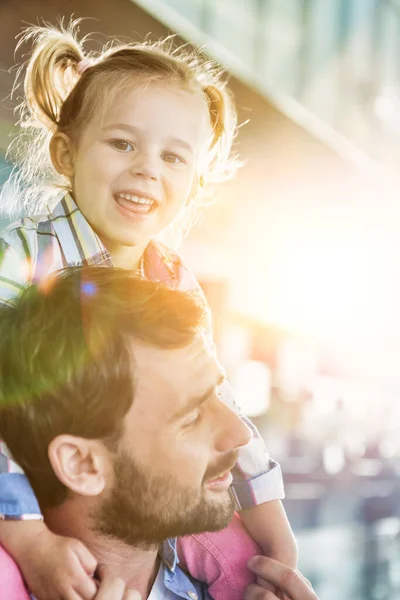 Portrait Man Carrying His Daughter His Shoulder Airport Lens Flare — Stock Photo, Image