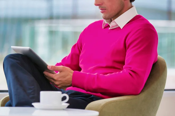 Porträt Eines Geschäftsmannes Der Der Lobby Sitzt Und Kaffee Trinkt — Stockfoto