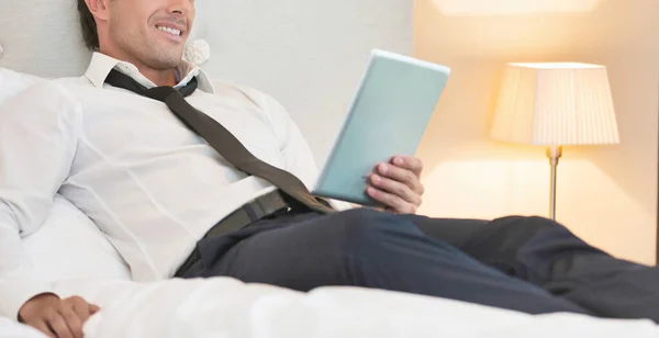 Зрелый Бизнесмен Лежит Кровати Используя Цифровой Планшет Дома — стоковое фото