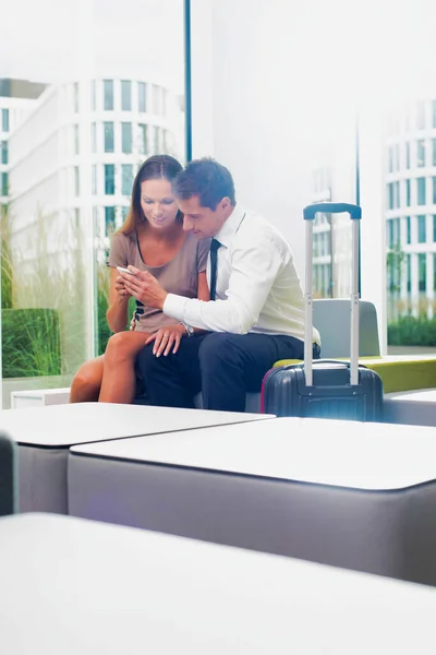 Businesswoman Showing Smartphone Businessman Hotel Lobby — Stock Photo, Image