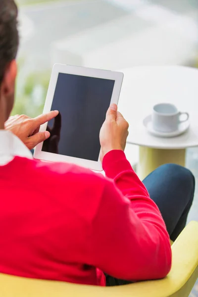 로비에 앉아서 커피를 마시면서 디지털 태블릿을 사용하는 매력적 사업가의 — 스톡 사진