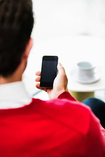 Empresário Usando Smartphone Enquanto Está Sentado Bebendo Café Lobby — Fotografia de Stock