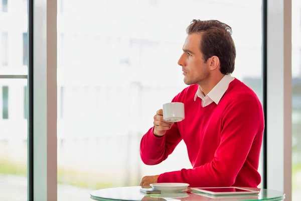 Ritratto Uomo Affari Premuroso Seduto Mentre Beve Caffè Nella Hall — Foto Stock