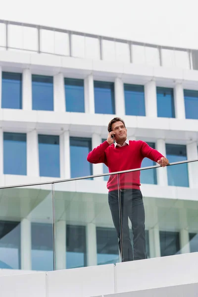 Jonge Aantrekkelijke Zakenman Aan Het Praten Smartphone Het Dak — Stockfoto