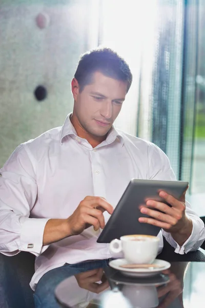 Retrato Del Atractivo Hombre Negocios Usando Tableta Digital Mientras Está — Foto de Stock