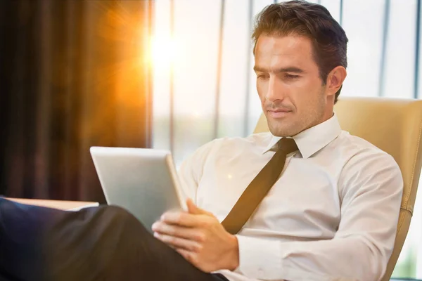 Düşünceli Işadamı Mercek Fişeğiyle Otururken Dijital Tablet Kullanıyor — Stok fotoğraf