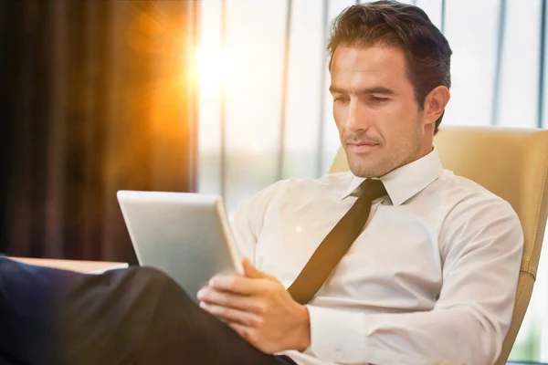 Hombre Negocios Reflexivo Usando Tableta Digital Mientras Está Sentado Con —  Fotos de Stock